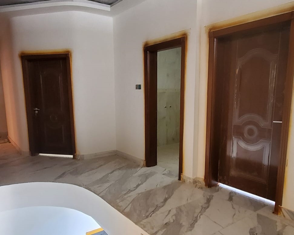 جانب من أعمال الدهان وتركيب الأبواب الداخلية في المبنى (ب) و (ج)  - مشروع مجمع البستان السكني.